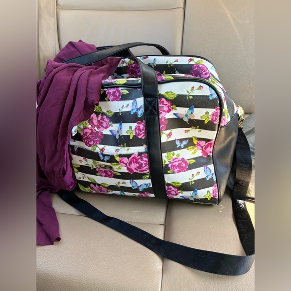 Betsy Johnson Weekender Bag - Picture 1 of 9
